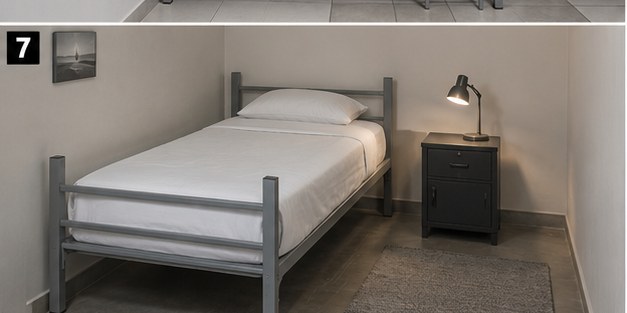 Cama metálica gris en pensión o hospedaje